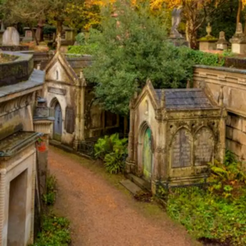 Historic North London Walk with Scenic Cemetery and Pub