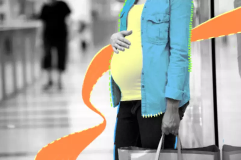 Kindness of Strangers: Pregnant Woman Gets Shoelace Tied by Helpful Stranger