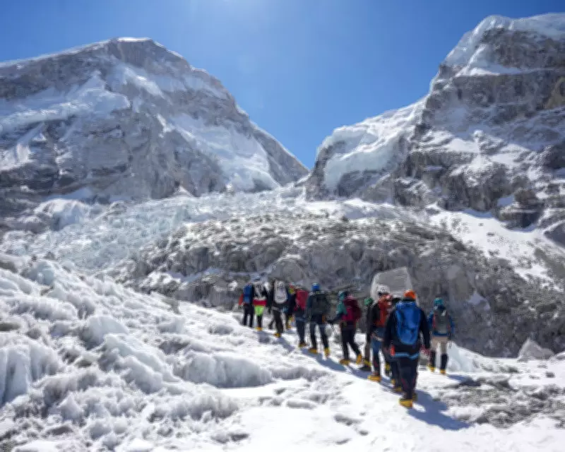 Large Ice Block on Everest Forces Hundreds of Climbers to Delay Summit Attempt