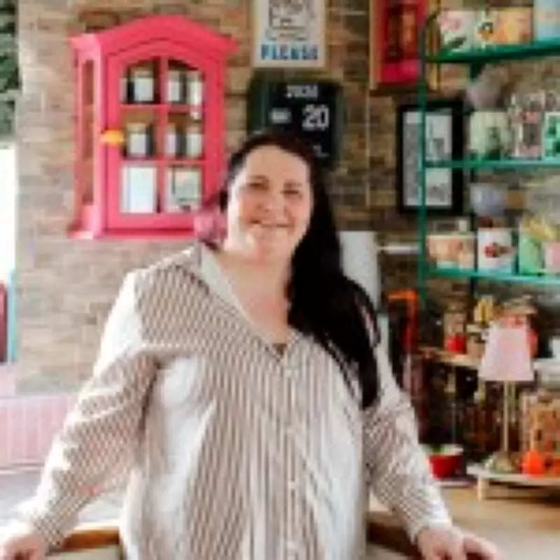 London Renter Transforms Beige Flat into Colorful Home on £1,750 Monthly Rent