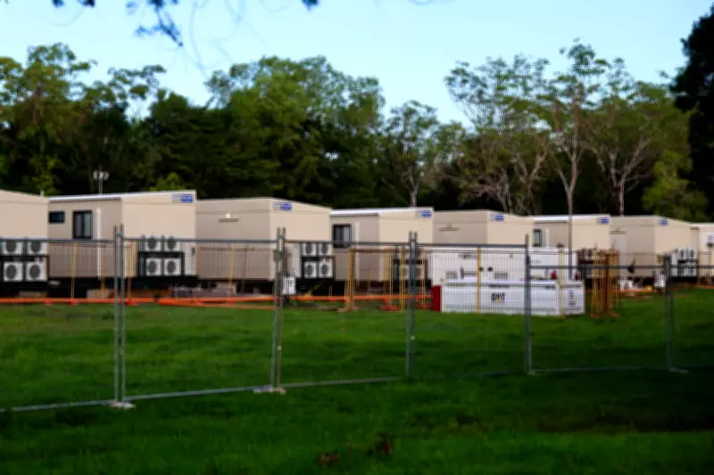 NT evacuees from flooded remote communities housed behind fences, likened to 'prison camp'