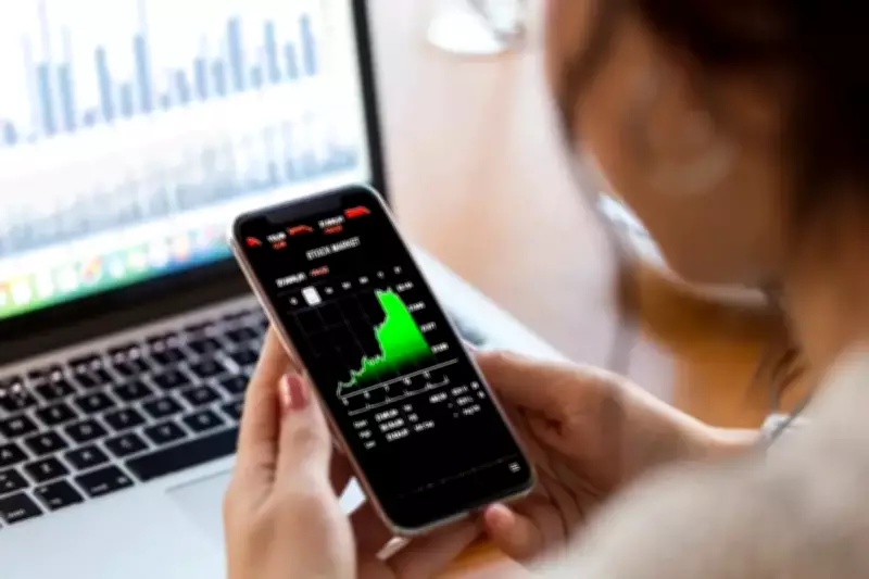 Risk Warning Confusion Fuels Cash Hoarding, Stifling UK Investment