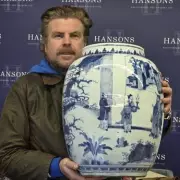 400-Year-Old Ming Vase Found in West London Home Could Fetch £20k