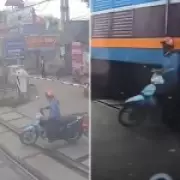 Cyclist Narrowly Escapes Death After Breaching Railway Barrier in Hanoi