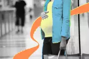 Kindness of Strangers: Pregnant Woman Gets Shoelace Tied by Helpful Stranger