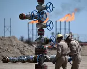 Oil and Gas Prices Surge on Reports of Extended Iran Port Blockade