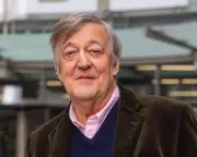 Stephen Fry Sues Tech Conference Organisers for £100,000 Over Stage Fall