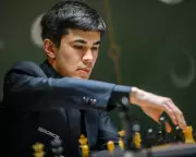 Uzbek Grandmaster Sindarov Leads Chess Candidates with Stunning Victory Over Caruana