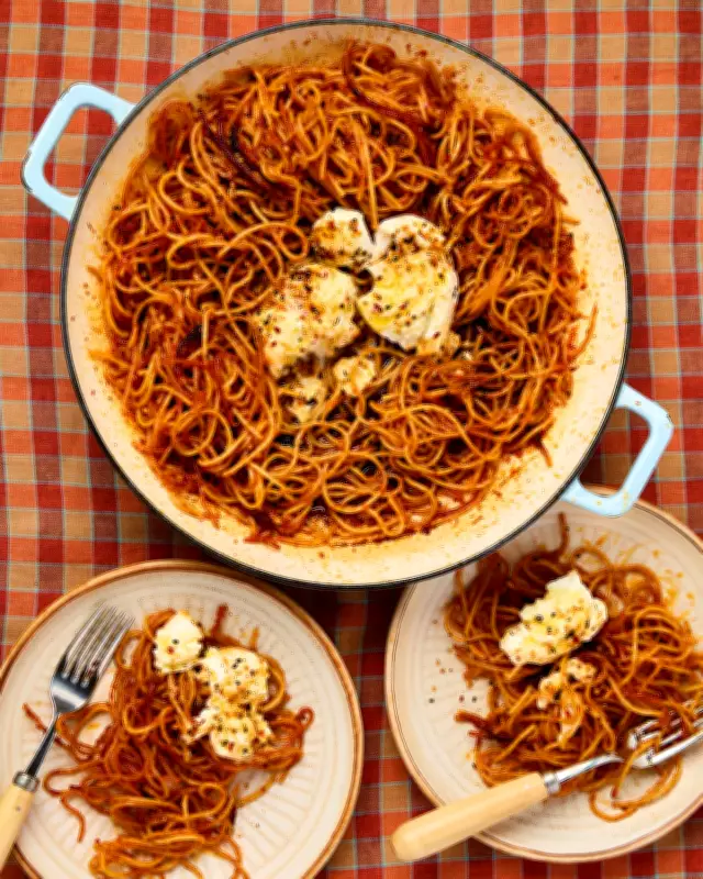 Crispy One-Pan Spaghetti with Gochujang and Mozzarella Recipe