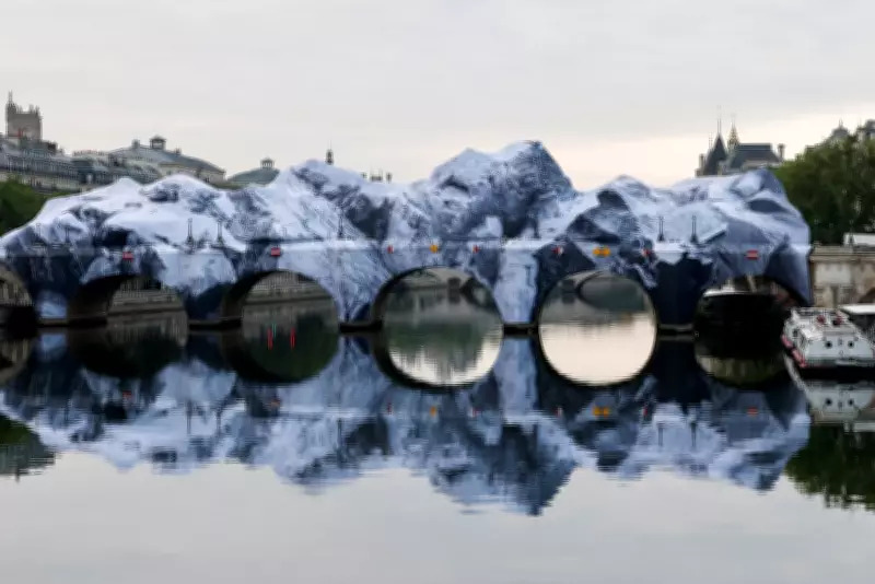 Global Photo Roundup: Inflatable Bridge, Ebola, and Heatwave