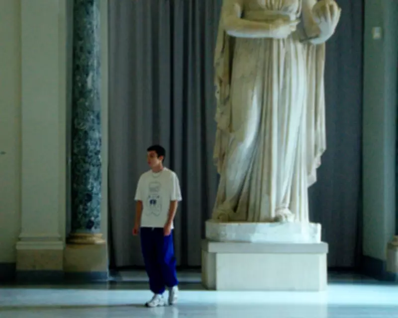 La Gradiva Review: Stunning Debut on Young Love and Sexual Tension