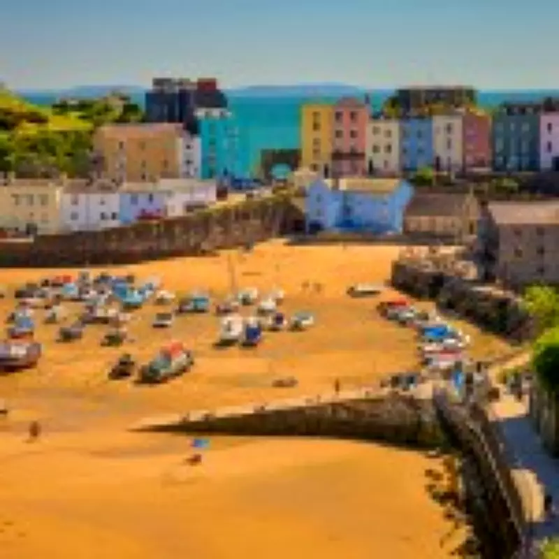Tenby's 'Dead Zone' Signal Frustrates Locals Despite Tourist Charm