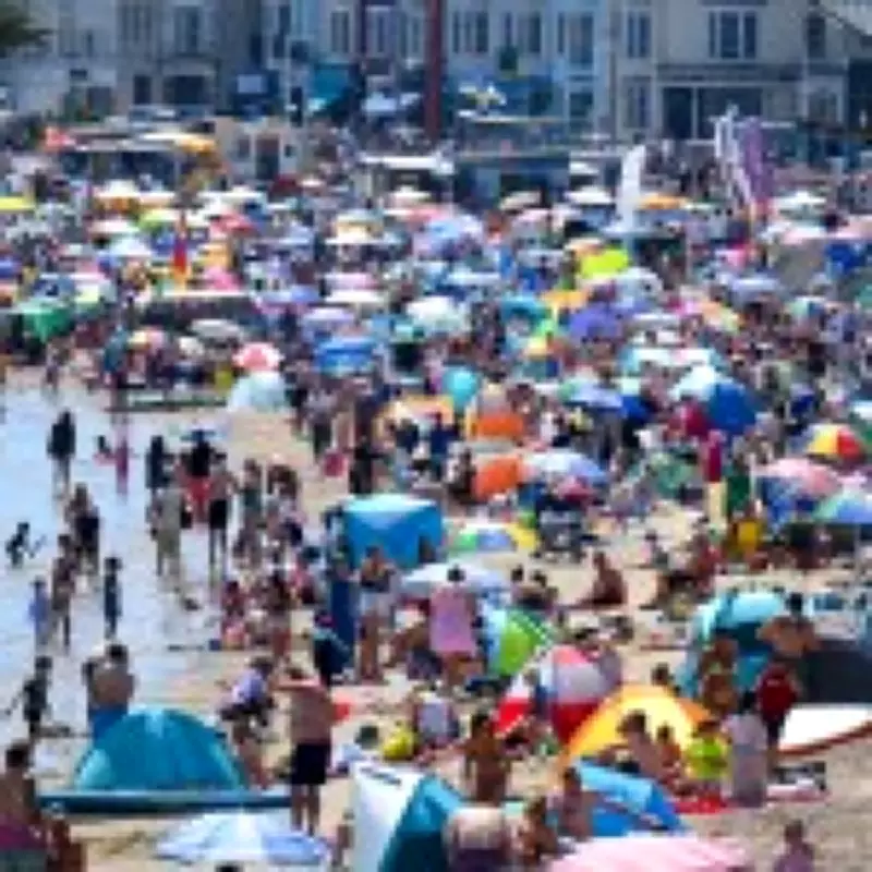 UK Breaks May Heat Record as London Hits 33.5°C