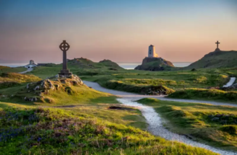 UK Coast Walks: Readers' Favourite Seaside Routes from Anglesey to Highlands
