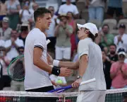 Alex de Minaur exits French Open after losing lead to Jakub Mensik