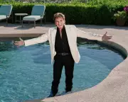 Barry Manilow on Cancer, Ridicule, and Why the Show Must Go On at 82