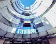 BBC Staff Fear Meager Pay Rise as Executives Forgo Their Own Increase
