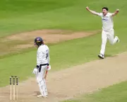 County Cricket Roundup: Bears Battle for Title, Durham Dominate Division Two