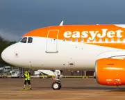 EasyJet Summer Bookings Dip Amid Iran Conflict and Fuel Costs