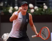 Iga Swiatek Dominates Pegula to Reach Italian Open Semifinals