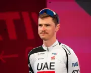 Jay Vine Out of Giro d'Italia After Broken Elbow and Concussion in Crash