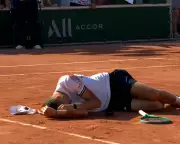Mensik Calls French Open Heat 'Insane' After Collapsing in Five-Set Win