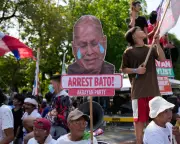Philippine Senator Dela Rosa Evades Arrest in Chaotic Senate Standoff