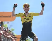 Sepp Kuss wins Giro d'Italia stage 19, completes Grand Tour stage win trilogy