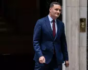 Streeting Meets Starmer for 16 Minutes Amid Leadership Crisis