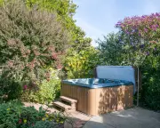 UK Heatwave Drives Up Prices for Hot Tubs and Air Conditioners