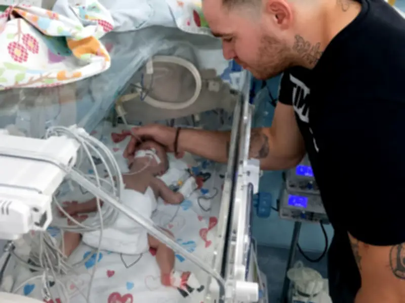 Baby born at 720g, 8 weeks early, fighting for life in Georgia NICU