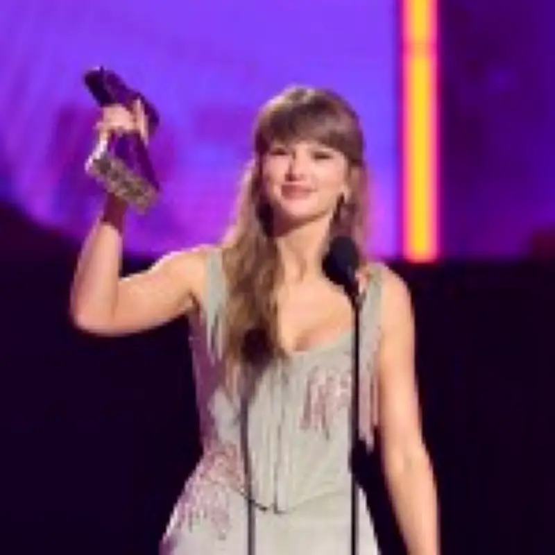 Booing Taylor Swift? You Might Be a Misogynistic Loser, Says Columnist