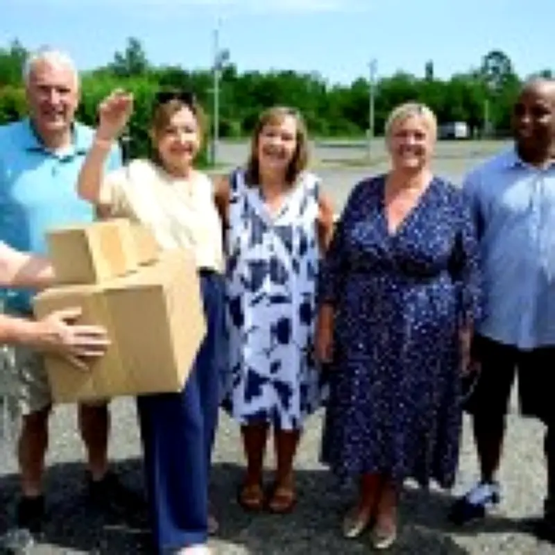 Community raises £3,620 to buy new car for Evri driver Ann West after breakdown
