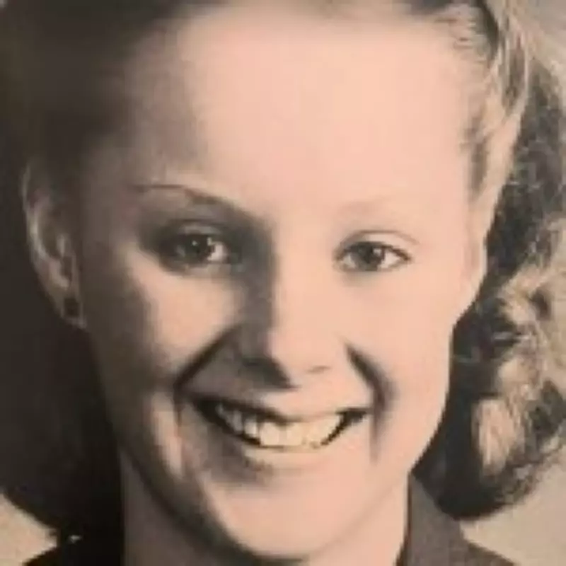 Coronation Street Star Sally Dynevor Looks Unchanged in Throwback Photo at 17