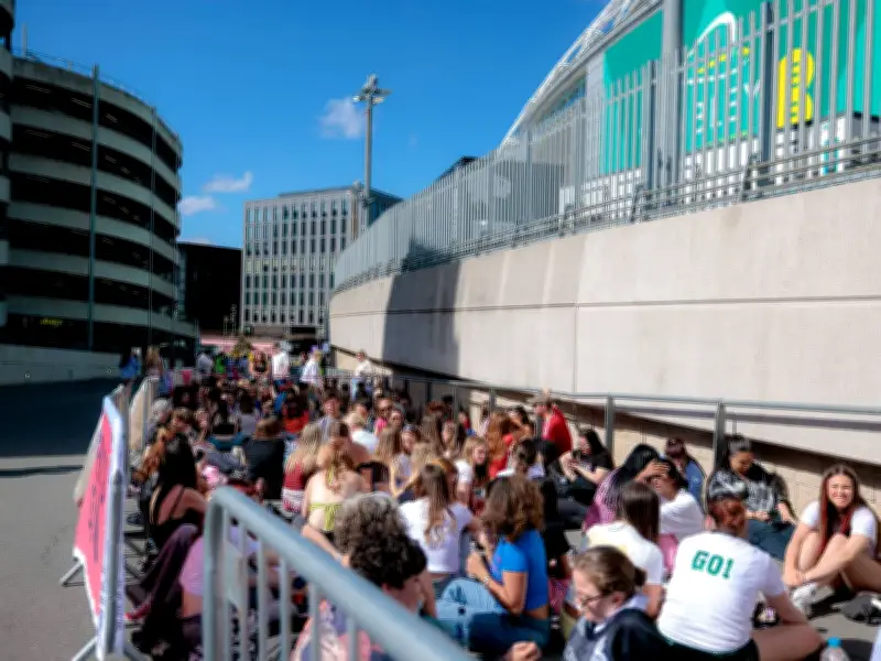 Harry Styles fans say 'he's one of us' after 6-7 gesture during Wembley gig