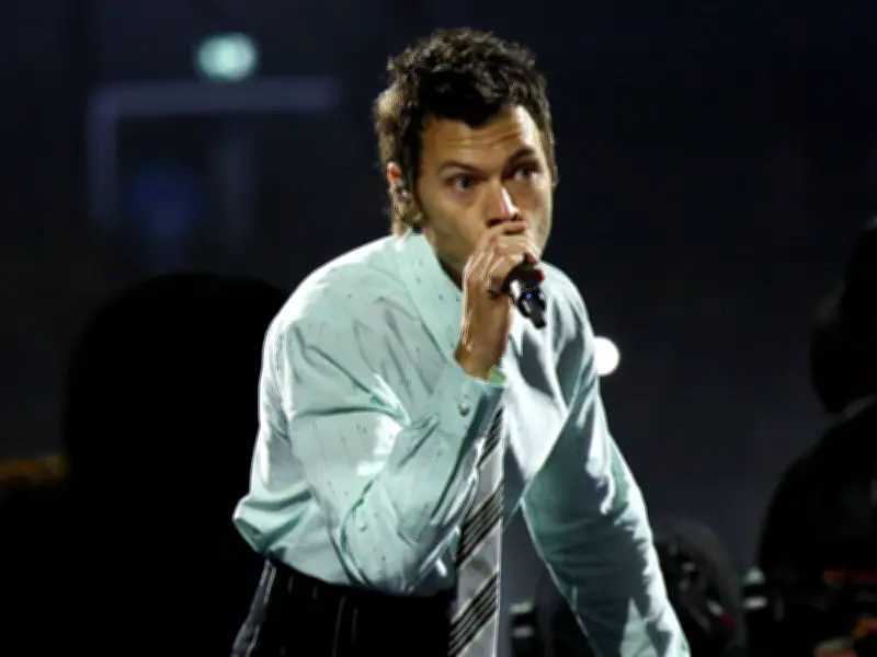 Harry Styles fans worried after singer chokes on water during Wembley gig