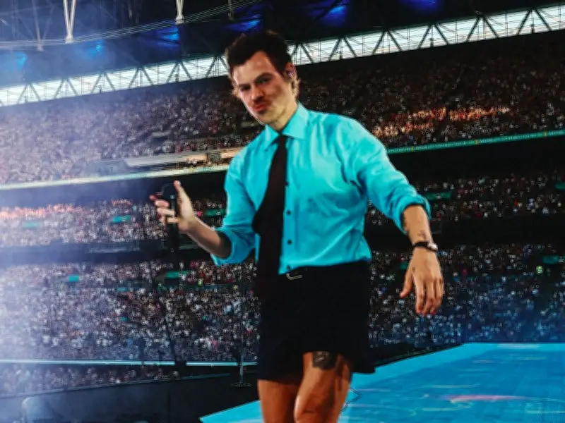 Harry Styles' microphone blunder at Wembley caught on camera