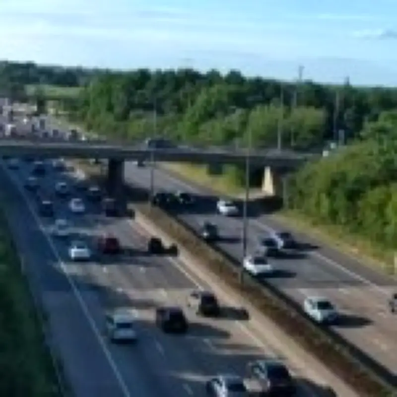 M25 crash causes 33-minute delays and 3-mile congestion in Surrey