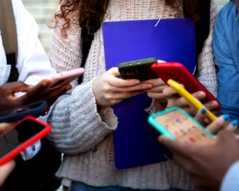 UK Plans 'Australia Plus' Social Media Ban for Under-16s, Starmer to Announce