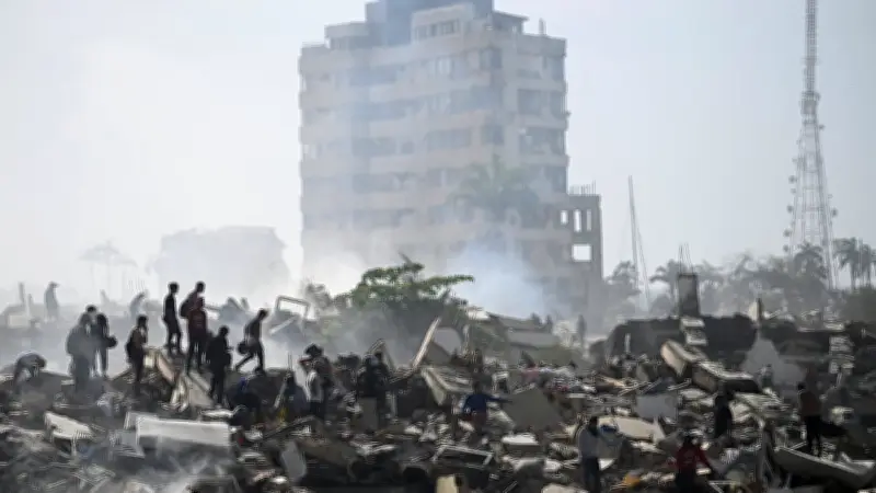 Venezuela earthquake death toll reaches 920 as search for survivors continues