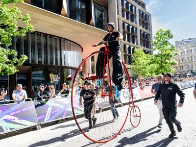 Neil Laughton sets 12th Guinness World Record riding giant penny farthing on stilts in City of London
