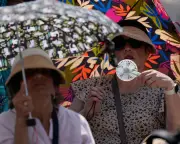 5 Expert Tips on What to Wear in Extreme Heat Waves
