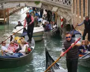 Venice mayor proposes raising day-tripper fee to €50 to curb overtourism