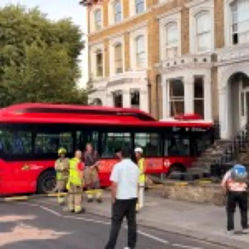 Bus crashes into Notting Hill house, no injuries reported