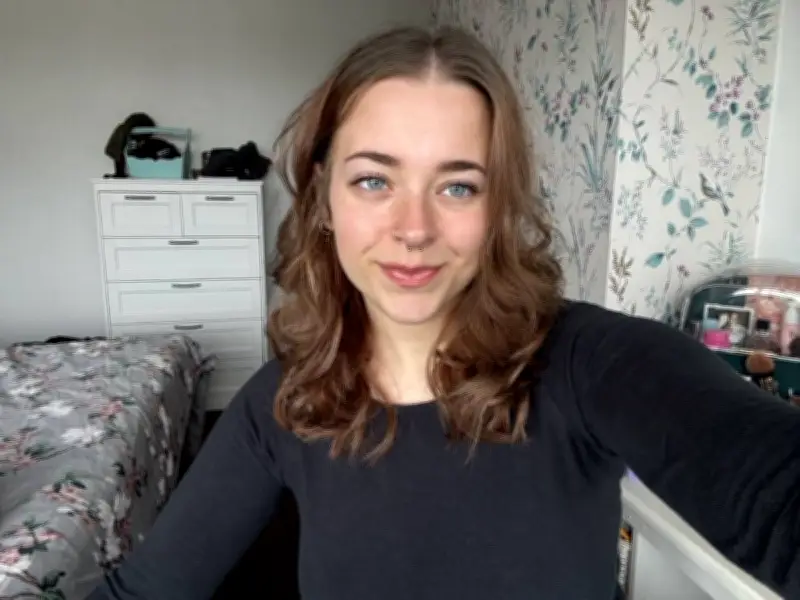 Student earns £2,500/month as part-time Vinted reseller after rent struggle