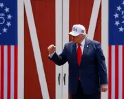 Trump's $2.2bn earnings reveal massive corruption, says Robert Reich